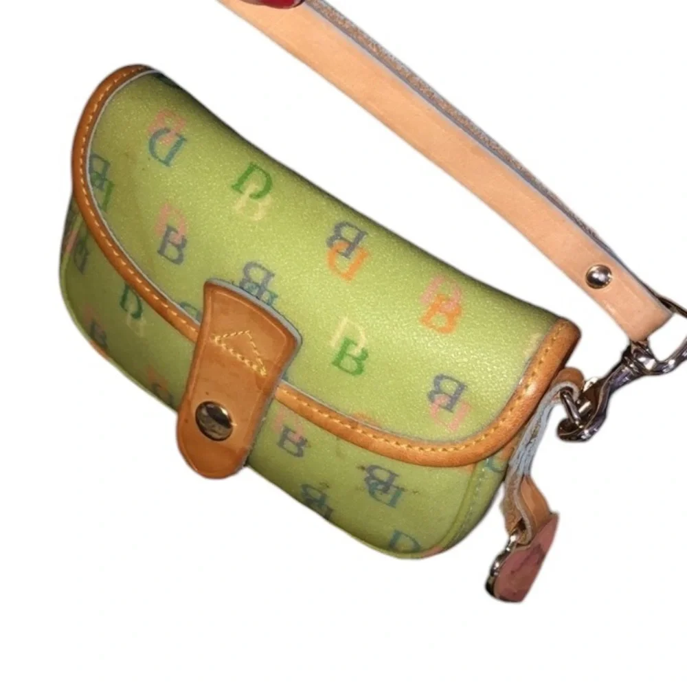 Dooney & Bourke  vintage green canvas wristlet leather hang tag & strap